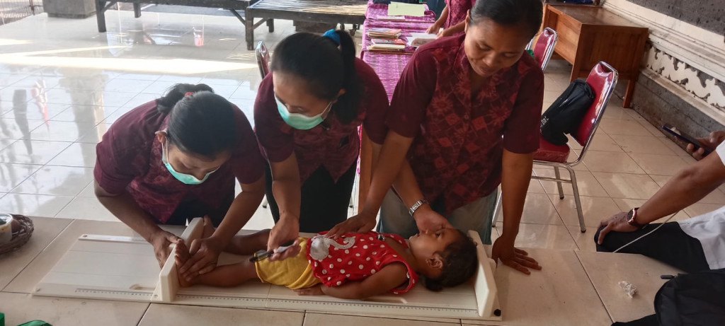 Memantau Tumbuh Kembang Anak di Posyandu